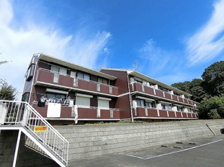 【外観】 | 「生田」駅にアクセス可能な最寄りバス停より徒歩1分！便利な立地の2階建てアパートです♪小学校や中学校が近くてお子様のいるファミリーさんには嬉しい立地です☆