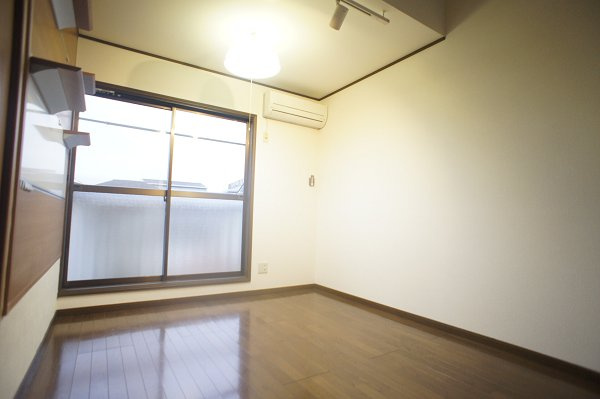 プラムガーデンの居間・リビング|洋室