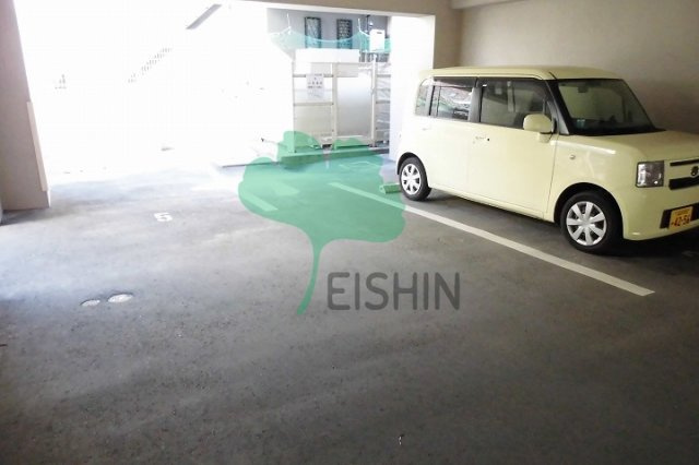 ピュアドームブライトン博多の駐車場