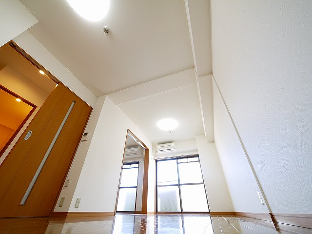 なら南新町マンションの居間・リビング|こちらの居間で趣味の時間をお楽しみください