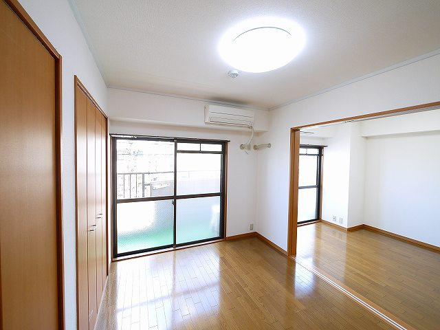 なら南新町マンションの洋室|コンパクトで使いやすい洋室です