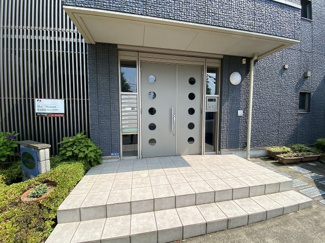 【エントランス】 | 共用エントランスは不審者の侵入を未然に防ぐオートロック付き！防犯対策充実しています◎