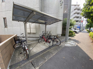 【その他共用部分】 | 屋根付きの駐輪場で雨が降っても大切な自転車が濡れなくてすみます♪自転車はちょっとした移動手段に便利ですよね！