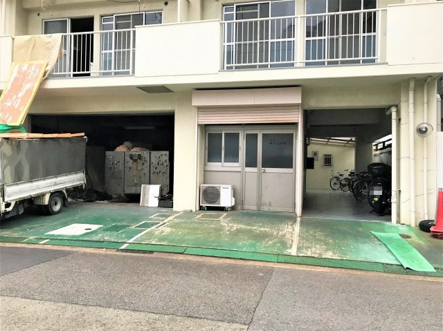 神装コーポの駐車場