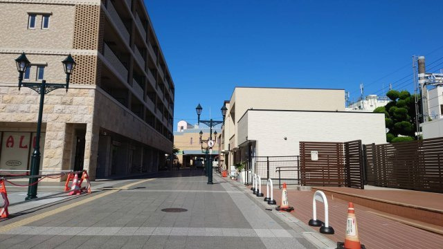 築浅！桜井駅前テナントの外観|店舗前の遊歩道