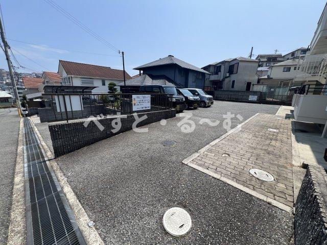 ヴィレッジコート山手の駐車場