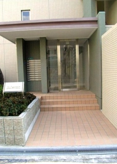 大阪市淀川区三津屋南３丁目の賃貸マンションのエントランス