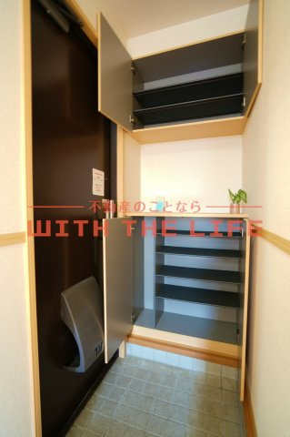 プレフェランス【キャッシュバック対象物件】の玄関|収納もある玄関です