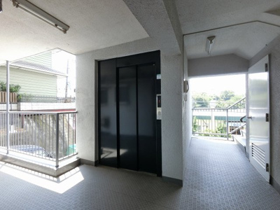 【その他共用部分】 | 宮前マンション | お買い物時やベビーカーの出し入れに便利なエレベーター付
混雑時にも便利なエレベーター2基付です。