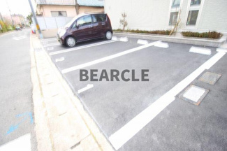 【駐車場】 | エール北花山 | 駐車場があるので、車を買う予定の方も安心です