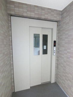 【その他共用部分】 | お買い物時やベビーカーの出し入れに便利なエレベーター付です。