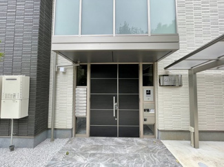 【エントランス】 | 共用エントランスは不審者の侵入を未然に防ぐオートロック付き！防犯対策充実しています◎