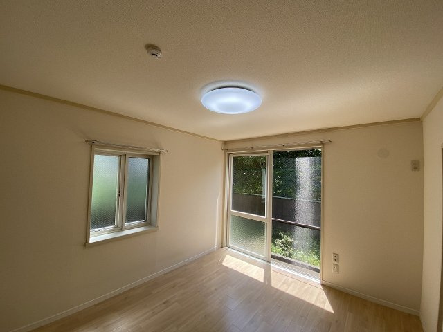 【洋室】 | セピアヴィラ【SHM】 | 南向き角部屋二面採光洋室6.4帖のお部屋です！