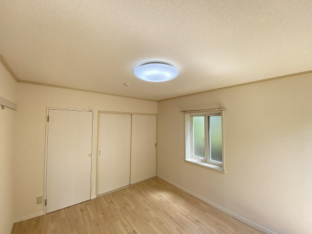 【寝室】 | セピアヴィラ【SHM】 | クローゼットが2ヵ所ある南向き洋室6.4帖のお部屋です！