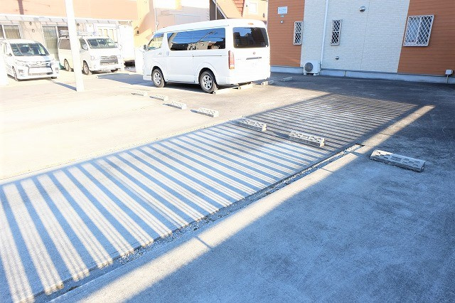 サニーフラットの駐車場