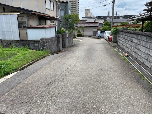 三田市高次１丁目　新築戸建の前面道路含む現地写真