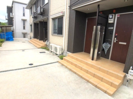 熊本市東区神園２丁目のアパートのエントランス