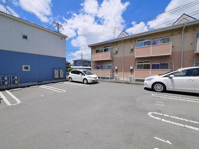 パル・クレセオⅠの駐車場|車をお持ちの方に嬉しい駐車場付きの物件です