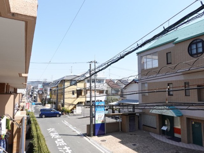 【展望】 | ダイアパレス東雲本町 | 【シティービュー】
都会の物件からの眺望を想像すると、
周りの建物に押しつぶされそうになりますが、
本物件には、一方通行の広い前面道路のおかげで、
他の建物との距離もあり、視界が開けてみえます！