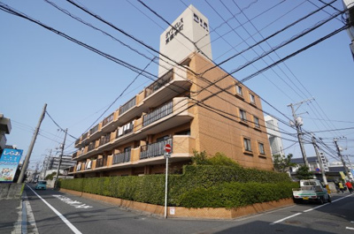 【外観】 | ダイアパレス東雲本町 | 【耐震性】
耐震性の高さを判断するポイントは、
建築確認申請日が1981年6月1日以降の
新耐震基準に適合しているかどうか。
震度６程度の大地震でも
建物が崩壊しないレベルが基準になりました。
