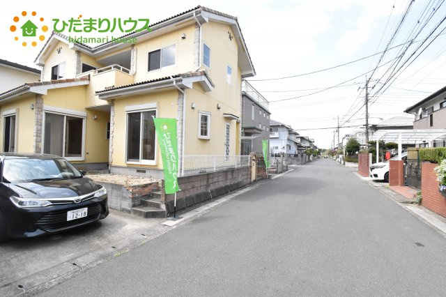 上尾市原市　中古一戸建ての前面道路含む現地写真|区画整理のされた綺麗な街並みです。