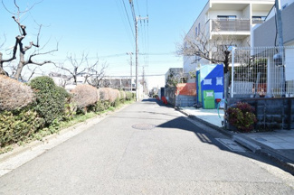 【前面道路含む現地写真】 | 前面4.0ｍ公道です。車の通行はほとんど御座いませんので小さなお子様にも安心の立地です。
