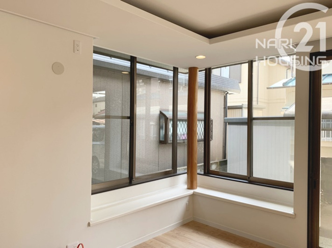 【居間・リビング】 | ◇◆当社管理物件◇◆　武蔵村山市本町1丁目　貸家 | リビングの角には大きな窓とベンチシート！