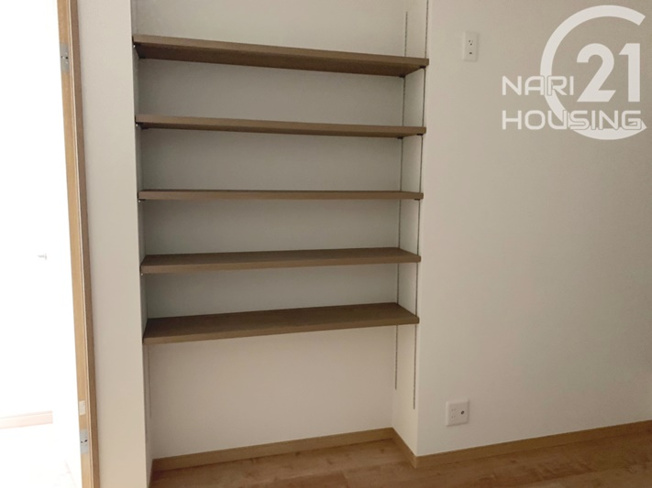 【洋室】 | ◇◆当社管理物件◇◆　武蔵村山市本町1丁目　貸家 | 西側の洋室には、おしゃれな飾り棚！