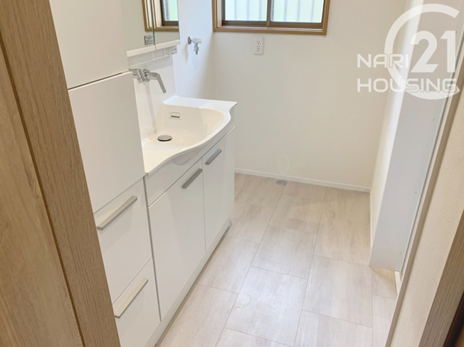 【洗面所】 | ◇◆当社管理物件◇◆　武蔵村山市本町1丁目　貸家 | 白を基調にした清潔感に溢れる洗面所です！