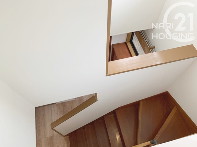 【玄関】 | ◇◆当社管理物件◇◆　武蔵村山市本町1丁目　貸家 | 玄関は吹抜けになっていて明るいです！