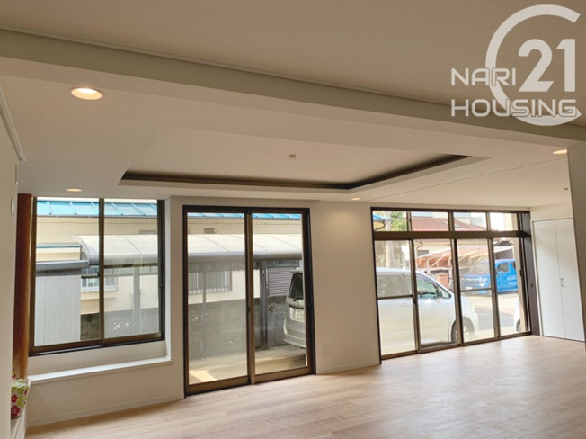 【居間・リビング】 | ◇◆当社管理物件◇◆　武蔵村山市本町1丁目　貸家 | 開放感溢れる折り上げ天井になっています！