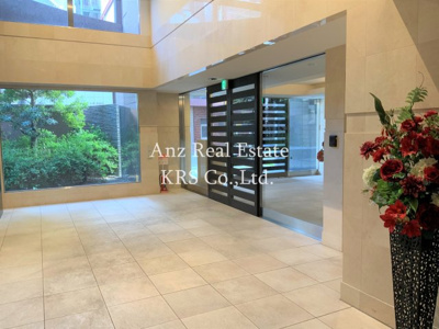 【ロビー】 | アーデンタワー西本町 | お花が飾られていてゴージャスな雰囲気のロビー♪