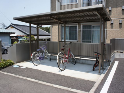 【その他共用部分】 | サンビューハイツB | 屋根付きの駐輪場があります♪