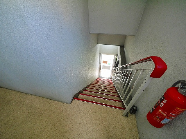 吉田ビル（富雄元町）のエントランス