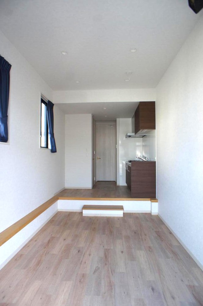 META Room 369の居間・リビング