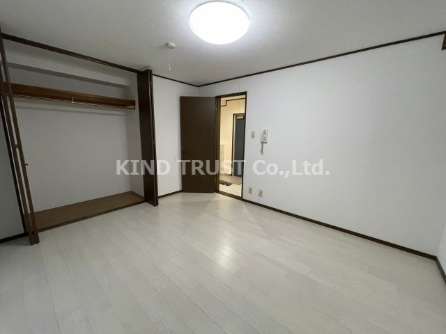 ビガーポリス296同心二丁目KSビルの居間・リビング|ゆったりとした居間です