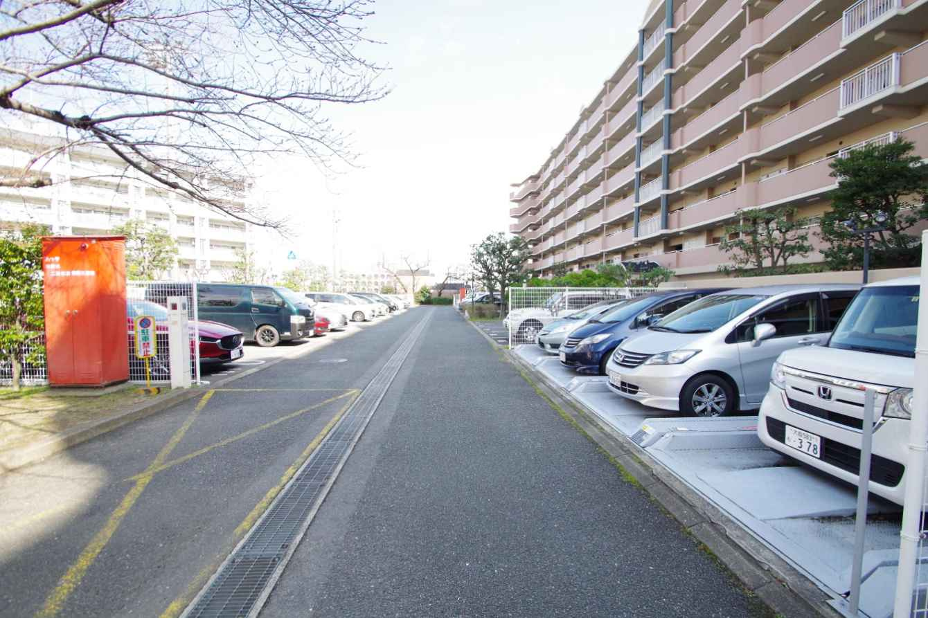 プロムナーデ関目23号棟の駐車場|マンション敷地内には平面駐車場と機械式の駐車場がございます。