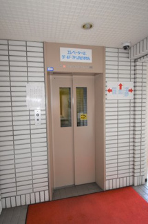 【エントランス】 | エレベーターで７階まで！