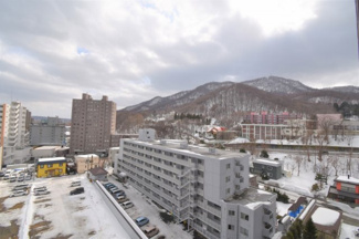 【展望】 | 南西側の眺望です。山が見えますので季節を感じる事ができます。