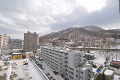 【展望】 | ヴェルビュ伏見アクロポリス | 南西側の眺望です。山が見えますので季節を感じる事ができます。