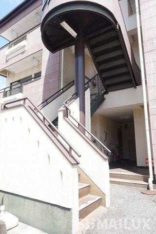 Supremeマンションのエントランス