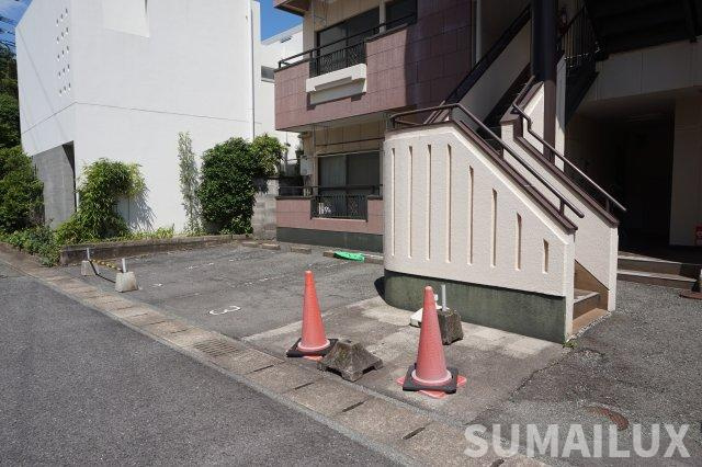 Supremeマンションの駐車場