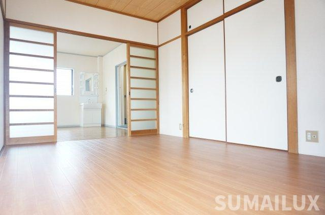 Supremeマンションの洋室