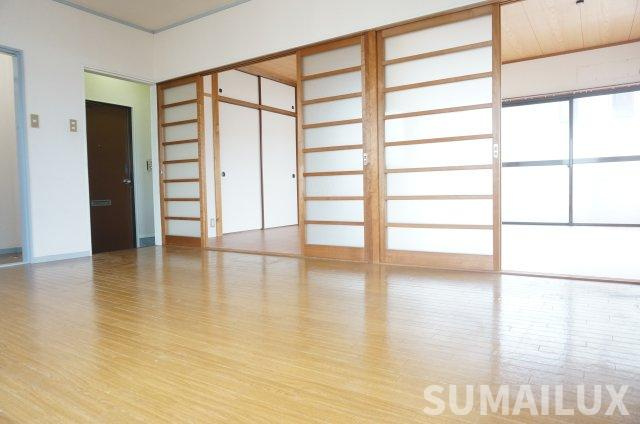 Supremeマンションの洋室