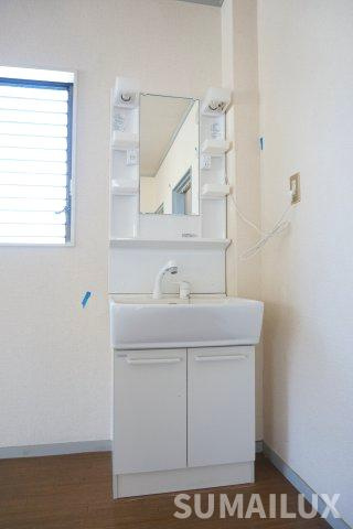 Supremeマンションの独立洗面台