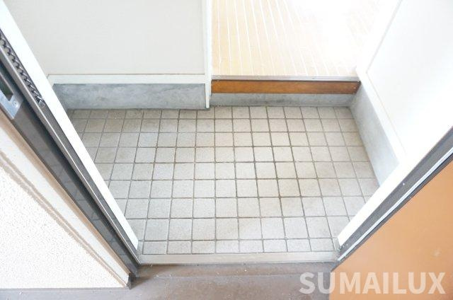 Supremeマンションの玄関