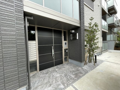 【エントランス】 | ラ・ヴィエルジュⅡ【SHM】 | 共用エントランスは不審者の侵入を未然に防ぐオートロック付き！防犯対策充実しています◎