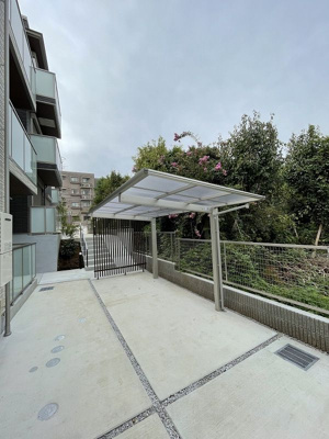 【その他共用部分】 | ラ・ヴィエルジュⅡ【SHM】 | 屋根付きの駐輪場で雨が降っても大切な自転車が濡れなくてすみますね♪駅から自転車もおすすめです！