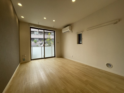 【居間・リビング】 | ラ・ヴィエルジュⅡ【SHM】 | バルコニーに繋がる南向き角部屋二面採光11.9帖のリビングダイニングキッチンです♪エアコン付きで1年中快適に過ごせますね☆