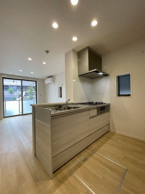 【キッチン】 | ラ・ヴィエルジュⅡ【SHM】 | 3口ガスコンロ/グリル付きシステムキッチンです☆場所を取るお鍋やお皿もすっきり収納できてお料理がはかどります！窓があるので換気もOK♪